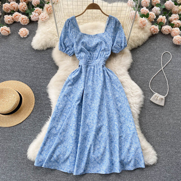 Kandilise kaelusega ja lühikeste varrukatega naiste kleit