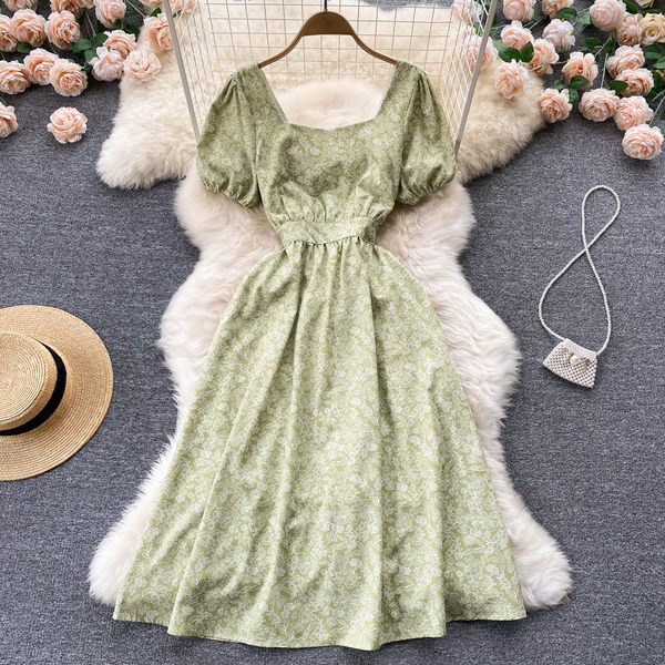 Kandilise kaelusega ja lühikeste varrukatega naiste kleit