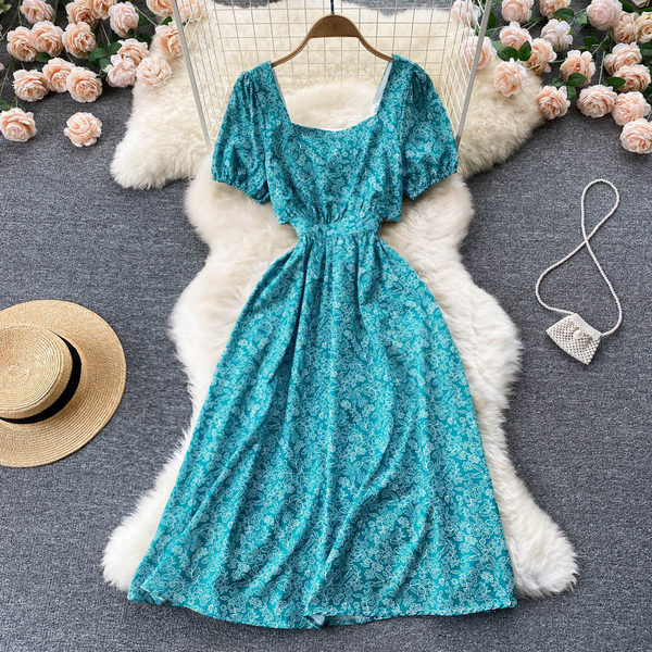 Kandilise kaelusega ja lühikeste varrukatega naiste kleit