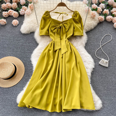 Naiste kleit kandilise dekoltee ja paelaga