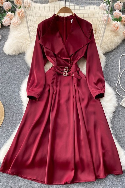 Pikk pandlaga naiste kleit