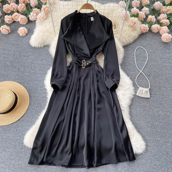 Pikk pandlaga naiste kleit