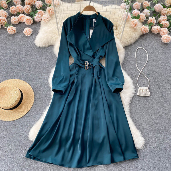 Pikk pandlaga naiste kleit