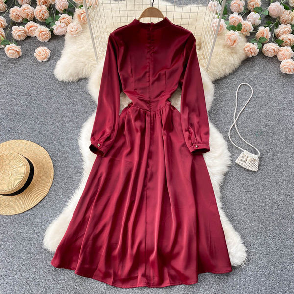 Pikk pandlaga naiste kleit