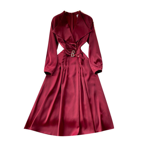 Pikk pandlaga naiste kleit