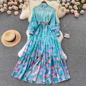 Naiste kaasaegne vöö ja lillemustriga kleit