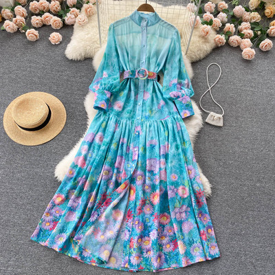 Naiste kaasaegne vöö ja lillemustriga kleit