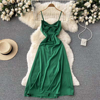 Naiste pikk kleit õhukeste rihmade ja paelaga