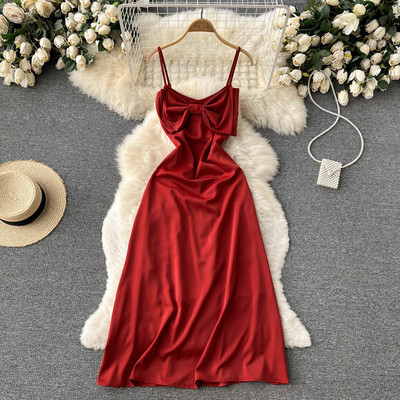 Naiste pikk kleit õhukeste rihmade ja paelaga