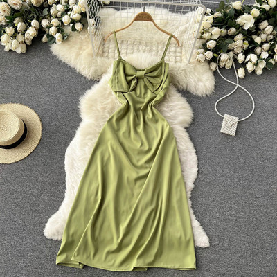 Naiste pikk kleit õhukeste rihmade ja paelaga