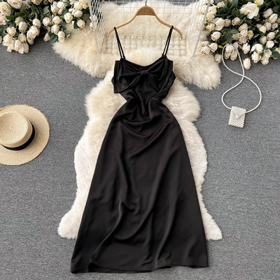 Naiste pikk kleit õhukeste rihmade ja paelaga