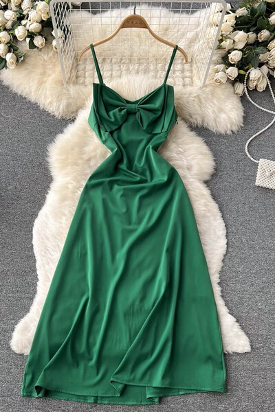 Naiste pikk kleit õhukeste rihmade ja paelaga