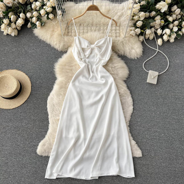 Naiste pikk kleit õhukeste rihmade ja paelaga