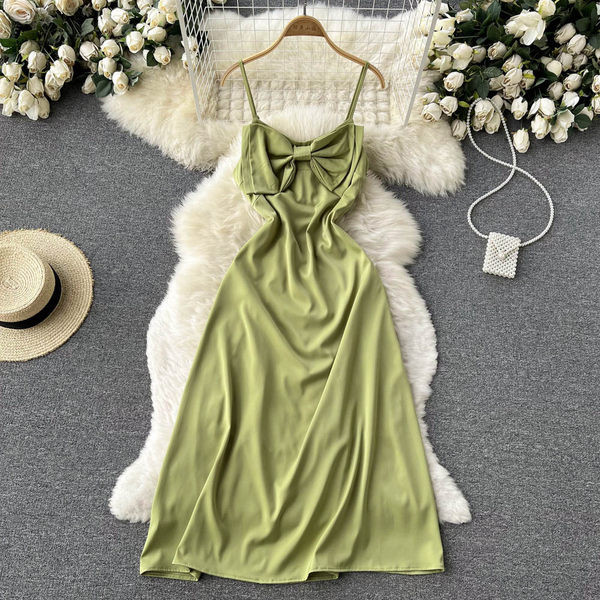 Naiste pikk kleit õhukeste rihmade ja paelaga