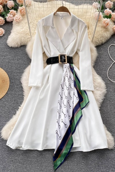 Naiste kleit vöökohal ja pikkade varrukatega