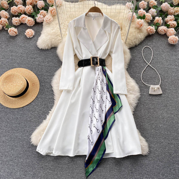 Naiste kleit vöökohal ja pikkade varrukatega