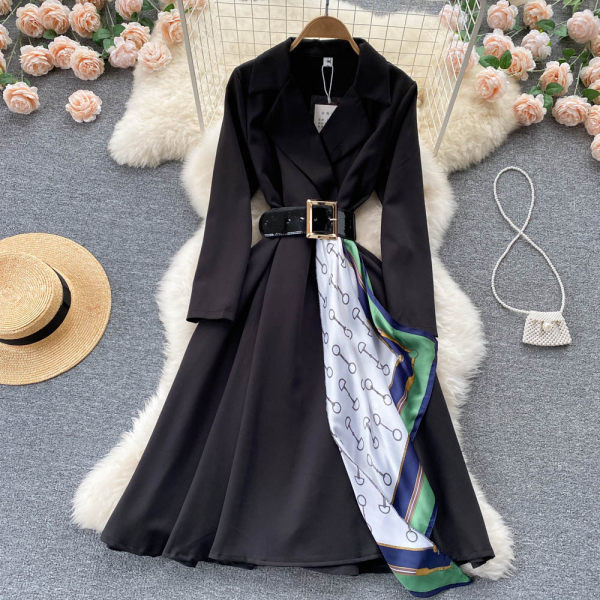 Naiste kleit vöökohal ja pikkade varrukatega