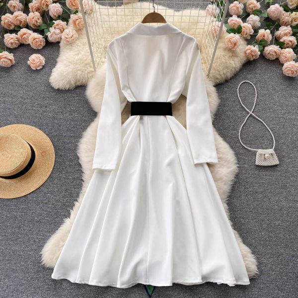 Naiste kleit vöökohal ja pikkade varrukatega