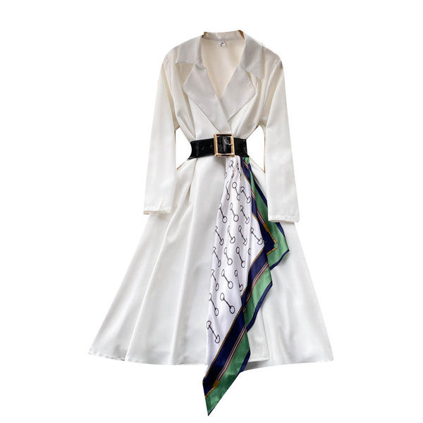 Naiste kleit vöökohal ja pikkade varrukatega