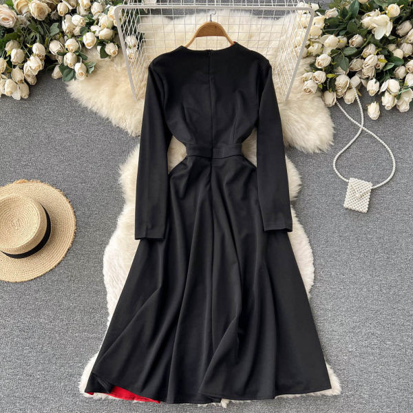 Pika lõikega kahevärviline kleit