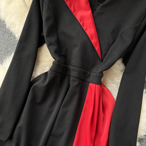 Pika lõikega kahevärviline kleit