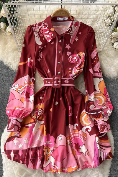 Stiilne vöö ja lillemustriga naiste kleit