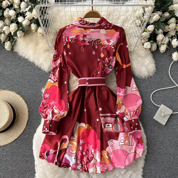 Stiilne vöö ja lillemustriga naiste kleit