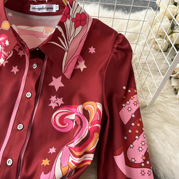 Stiilne vöö ja lillemustriga naiste kleit