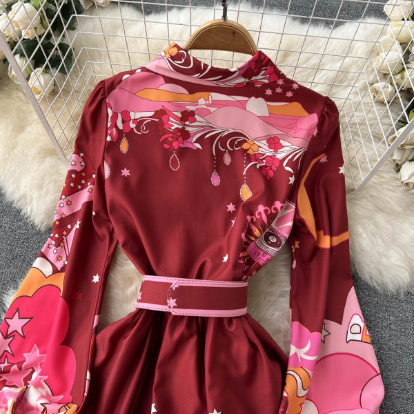 Stiilne vöö ja lillemustriga naiste kleit