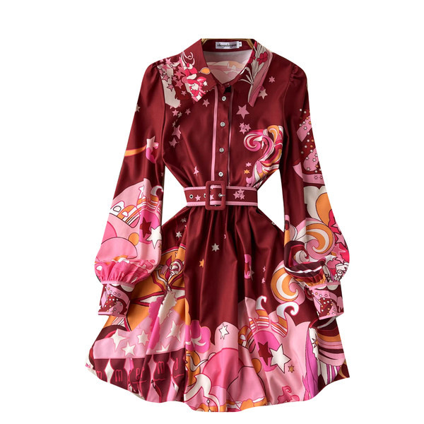 Stiilne vöö ja lillemustriga naiste kleit