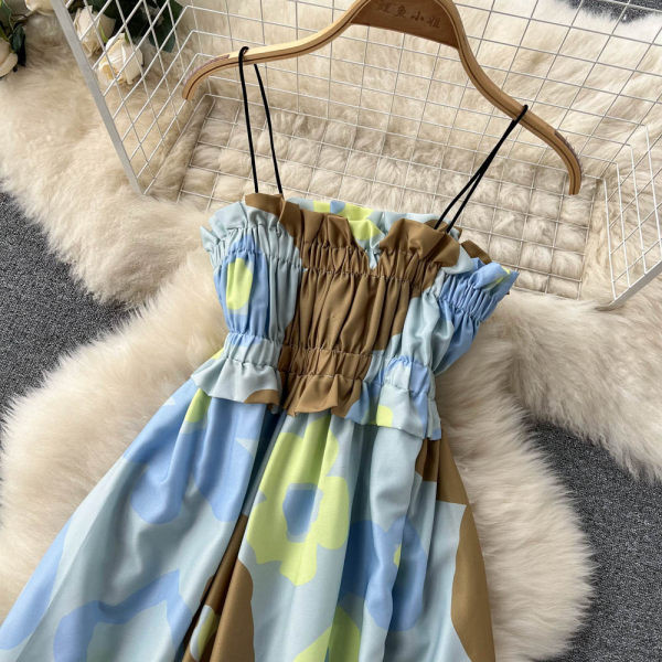 Lillemustri ja õhukeste rihmadega pikk kleit