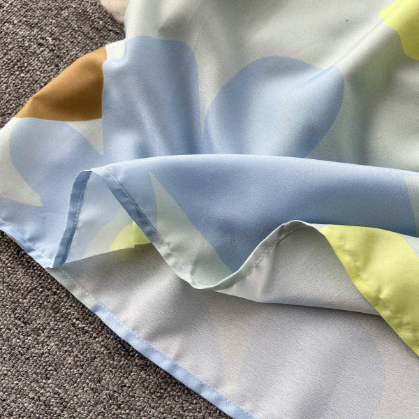 Lillemustri ja õhukeste rihmadega pikk kleit