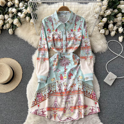 Moodne pikkade varrukatega naiste kleit