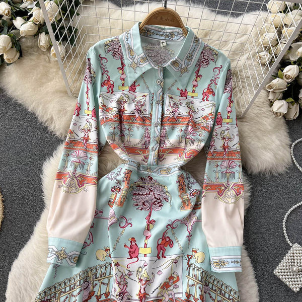 Moodne pikkade varrukatega naiste kleit