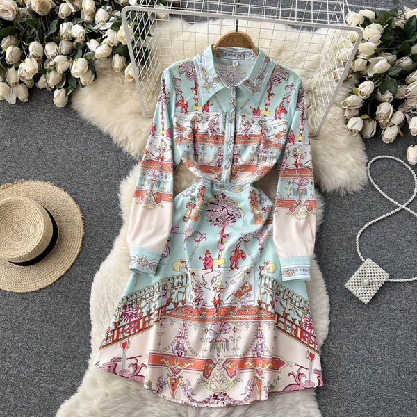 Moodne pikkade varrukatega naiste kleit