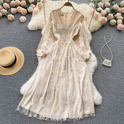 Rochie elegantă de damă, cu dantelă și decolteu spitz