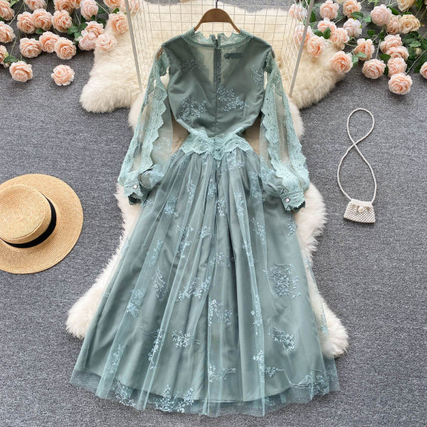 Rochie elegantă de damă, cu dantelă și decolteu spitz