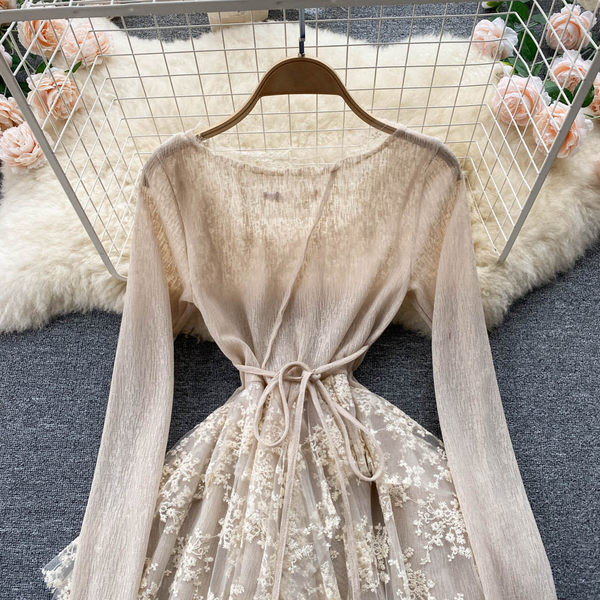 Naiste asümmeetriline tikandiga kleit