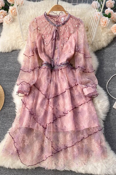 Naiste roosa pärlitega kaunistusega kleit