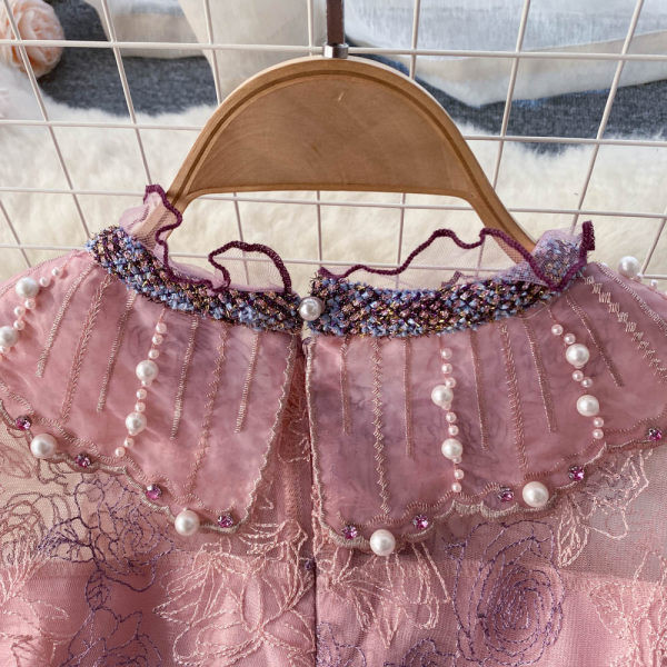 Naiste roosa pärlitega kaunistusega kleit