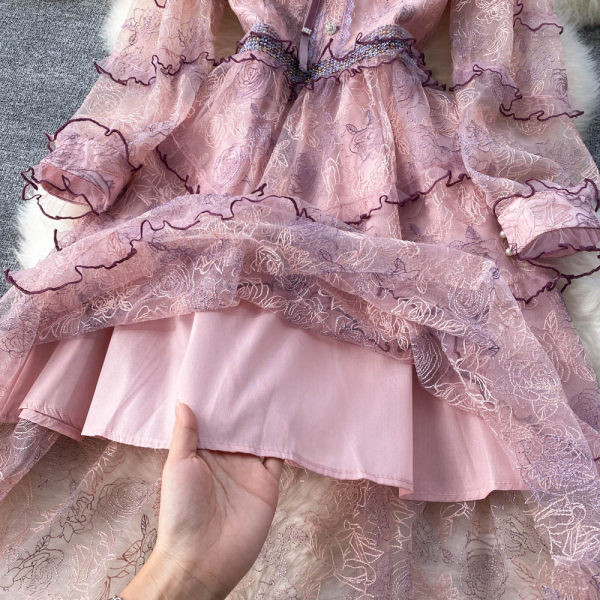 Naiste roosa pärlitega kaunistusega kleit