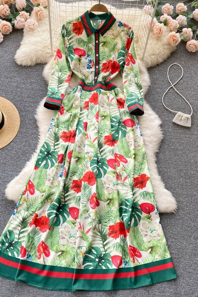 Uue mudeli lillemotiividega kleit