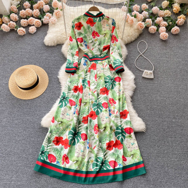 Uue mudeli lillemotiividega kleit