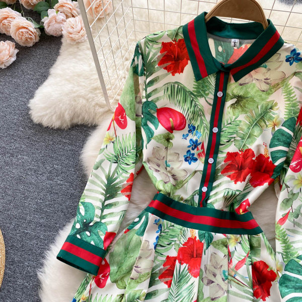 Uue mudeli lillemotiividega kleit