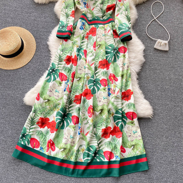 Uue mudeli lillemotiividega kleit