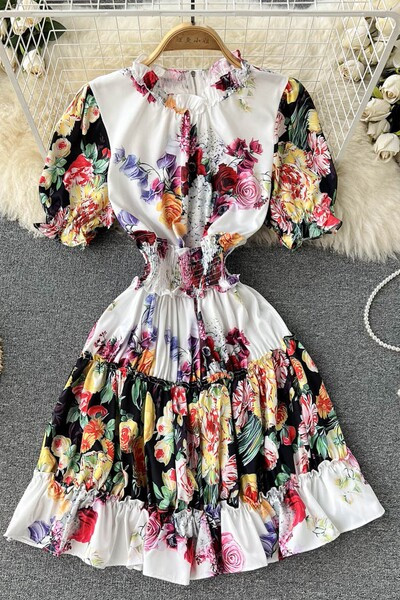 Värviline naiste kleit lühikeste varrukate ja elastse vöökohaga