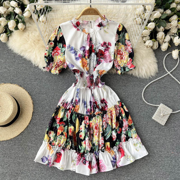 Värviline naiste kleit lühikeste varrukate ja elastse vöökohaga