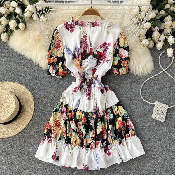 Värviline naiste kleit lühikeste varrukate ja elastse vöökohaga