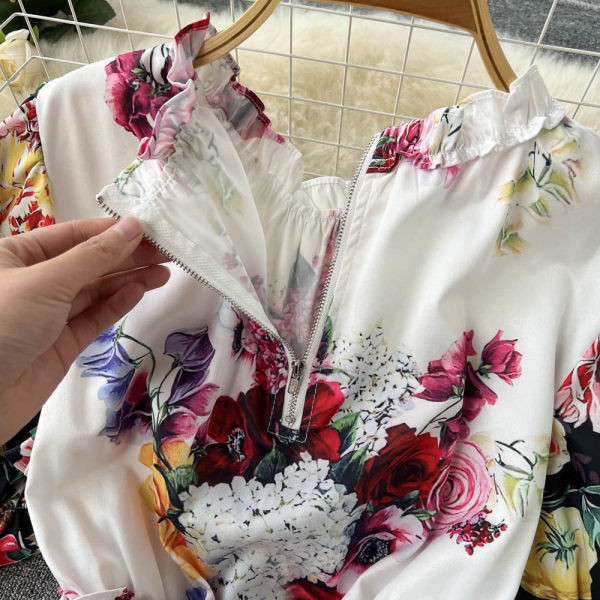 Värviline naiste kleit lühikeste varrukate ja elastse vöökohaga