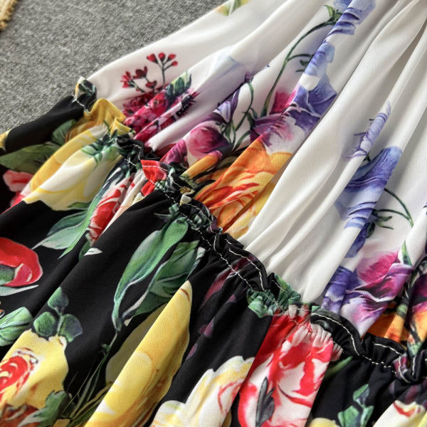 Värviline naiste kleit lühikeste varrukate ja elastse vöökohaga